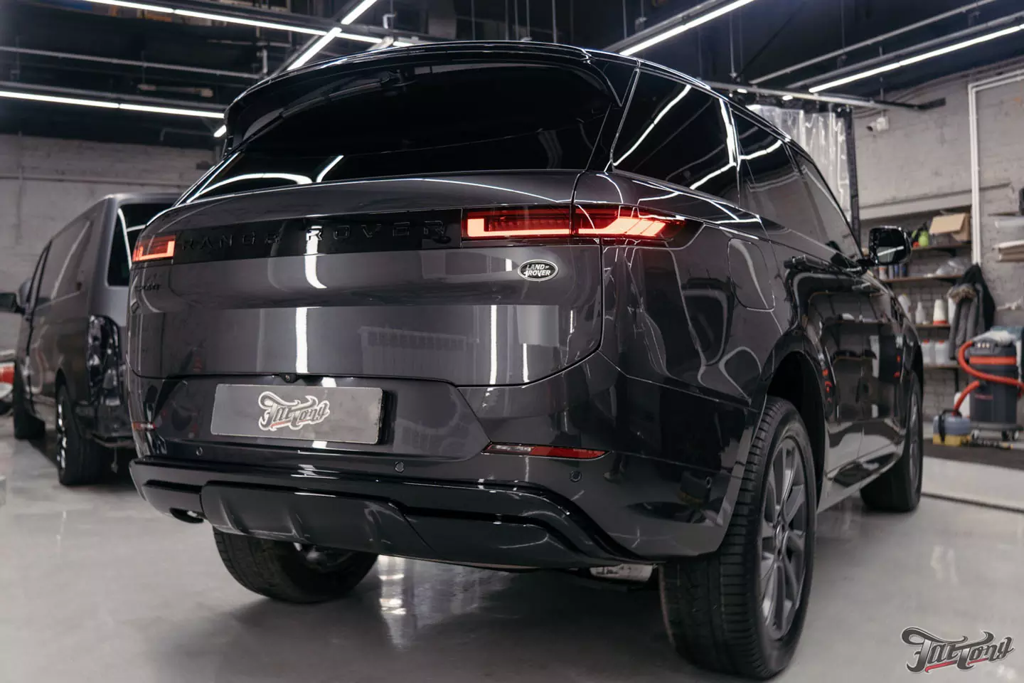 Оклеили Range Rover Sport в глянцевый полиуретан. Чистка салона и покрытие керамикой